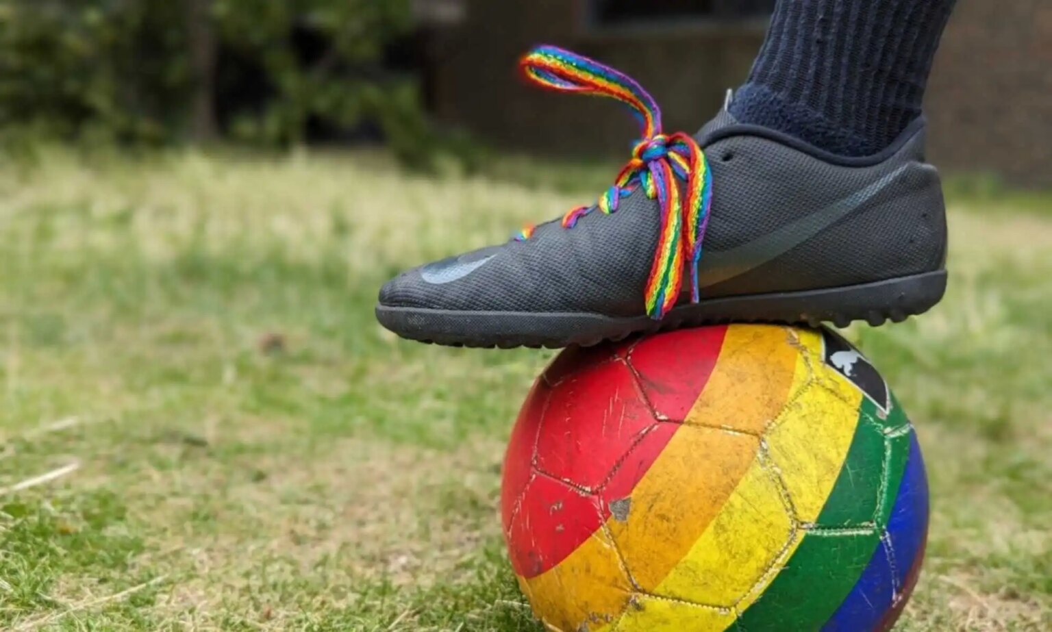 La campagne Rainbow Laces de Stonewall revient pour la 10e année avant la Coupe du Monde Féminine de la FIFA La campagne Rainbow Laces de Stonewall revient pour la 10e année avant la Coupe du Monde Féminine de la FIFA