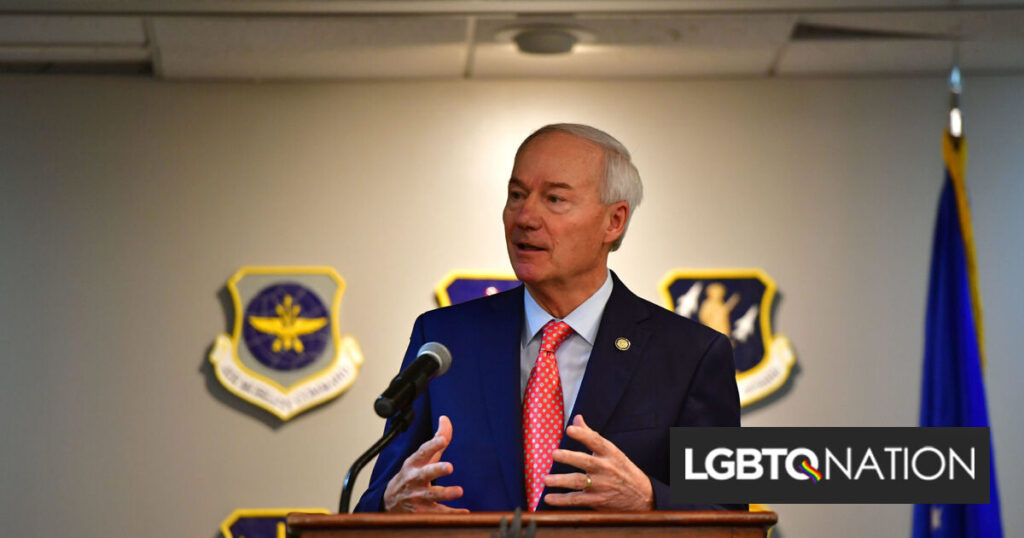 L’ancien gouverneur du GOP défend le veto de la loi ciblant les jeunes trans dans une interview avec Tucker Carlson L'ancien gouverneur du GOP défend le veto de la loi ciblant les jeunes trans dans une interview avec Tucker Carlson