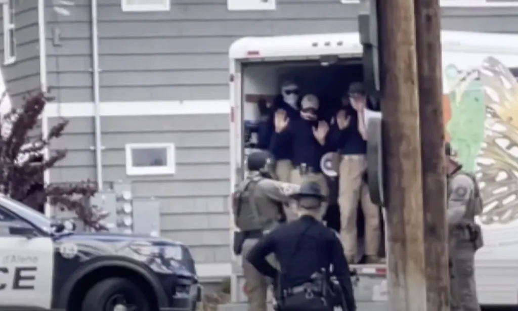 Des membres du Patriot Front lèvent la main alors qu'ils se tiennent dans une camionnette U-Haul et sont arrêtés par la police près d'un événement LGBTQ + Pride dans l'Idaho