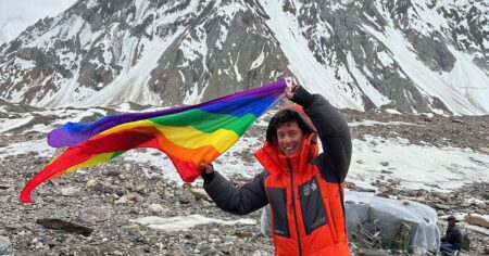 Après avoir eu 20 ans, l'alpiniste queer Aidan Hyman monte à l'altitude du camp de base K2