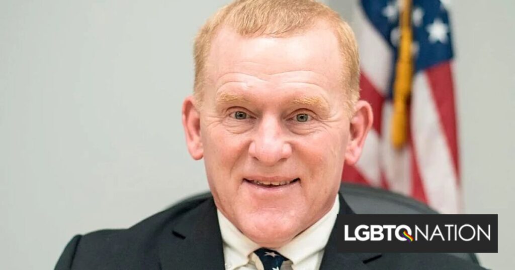 Un membre du conseil scolaire censuré pour avoir apparemment approuvé la violence anti-LGBTQ + avec une image bizarre Un membre du conseil scolaire censuré pour avoir apparemment approuvé la violence anti-LGBTQ + avec une image bizarre