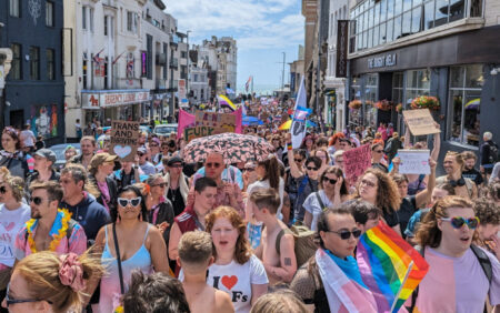 Des milliers de personnes célèbrent la joie trans lors du 10e anniversaire de la marche Trans Pride Brighton