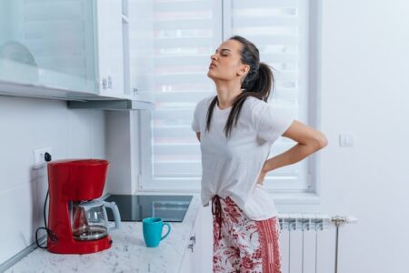 Des millions de personnes à travers le monde souffrent de lombalgies, mais s'attaquer aux principaux facteurs de risque tels que le tabagisme, l'obésité et l'ergonomie au travail pourrait freiner la tendance, selon une étude