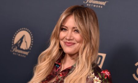 Hilary Duff chante le retour de Disney sur les lignes de piquetage