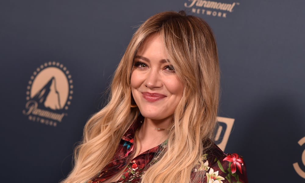 Hilary Duff chante le retour de Disney sur les lignes de piquetage Hilary Duff chante le retour de Disney sur les lignes de piquetage