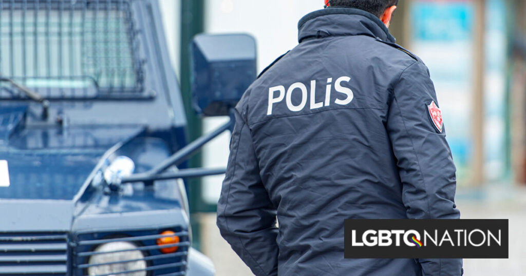 La police turque arrête et emprisonne un touriste pendant 3 semaines parce qu’il « avait l’air gay » La police turque arrête et emprisonne un touriste pendant 3 semaines parce qu'il "avait l'air gay"