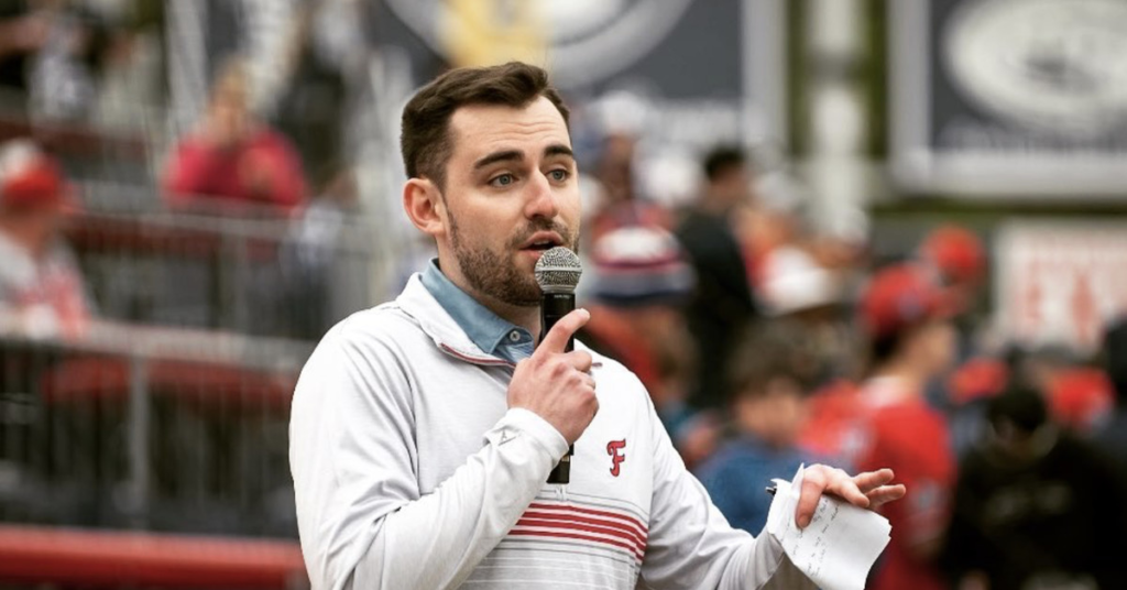 Le diffuseur gay Eric Bach plaide pour une plus grande représentation LGBTQ dans le baseball Le diffuseur gay Eric Bach plaide pour une plus grande représentation LGBTQ dans le baseball