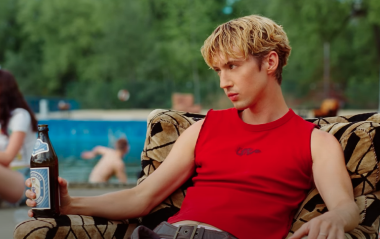 Troye Sivan répond aux critiques sur la diversité corporelle de la vidéo Rush