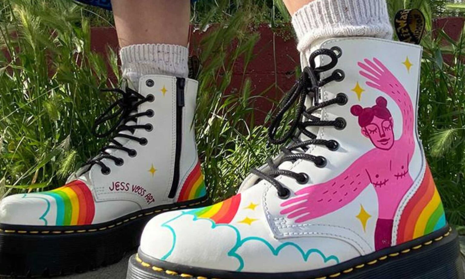 Les transphobes font rage contre le Dr Martens après qu’un artiste queer a dessiné un homme trans sur une paire de bottes DIY Docs by Jess Vosseteig