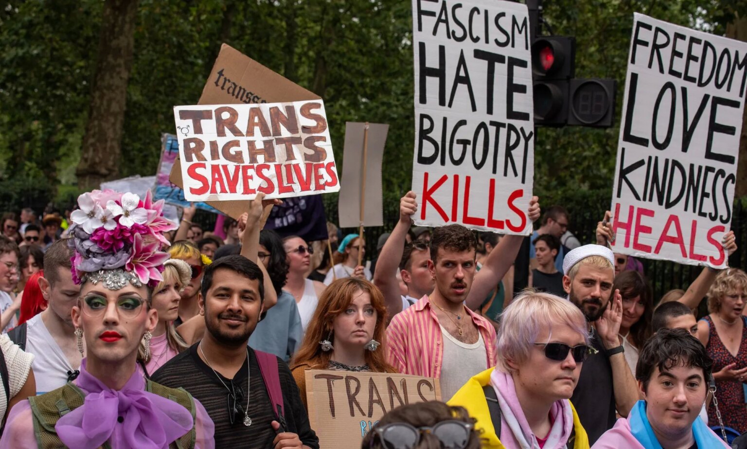 Les Quakers s’engagent à soutenir les Britanniques trans: « Un étalon-or à suivre pour les autres religions » An activist holds up a sign reading