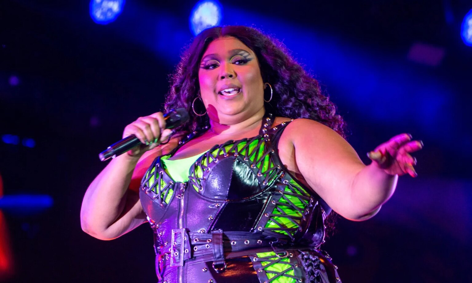 Lizzo fait face à un procès pour harcèlement sexuel présumé et honte de poids de la part d’anciens danseurs Three former dancers file lawsuit against Lizzo.