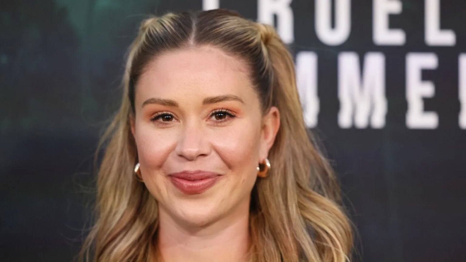 La star de Bachelorette Gabby Windey sort et confirme qu’elle sort avec le comédien Robby Hoffman Bachelorette star Gabby Windey attends the Los Angeles premiere of Freeform