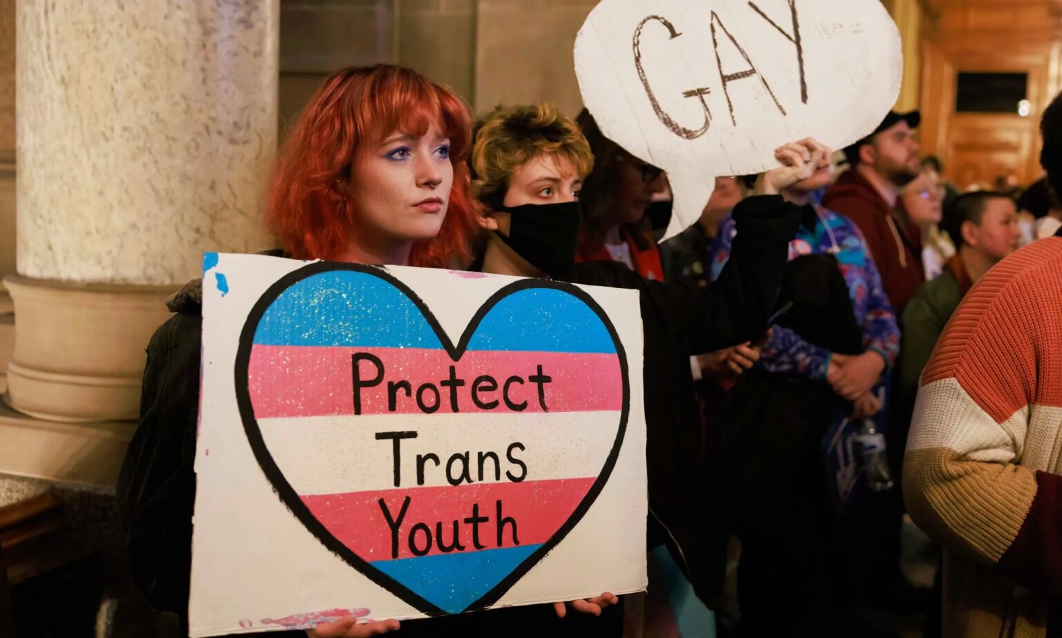 La cour d’appel fédérale confirme la décision sur l’accès aux toilettes pour les étudiants trans de l’Indiana An Indiana protestor holds up a card reading