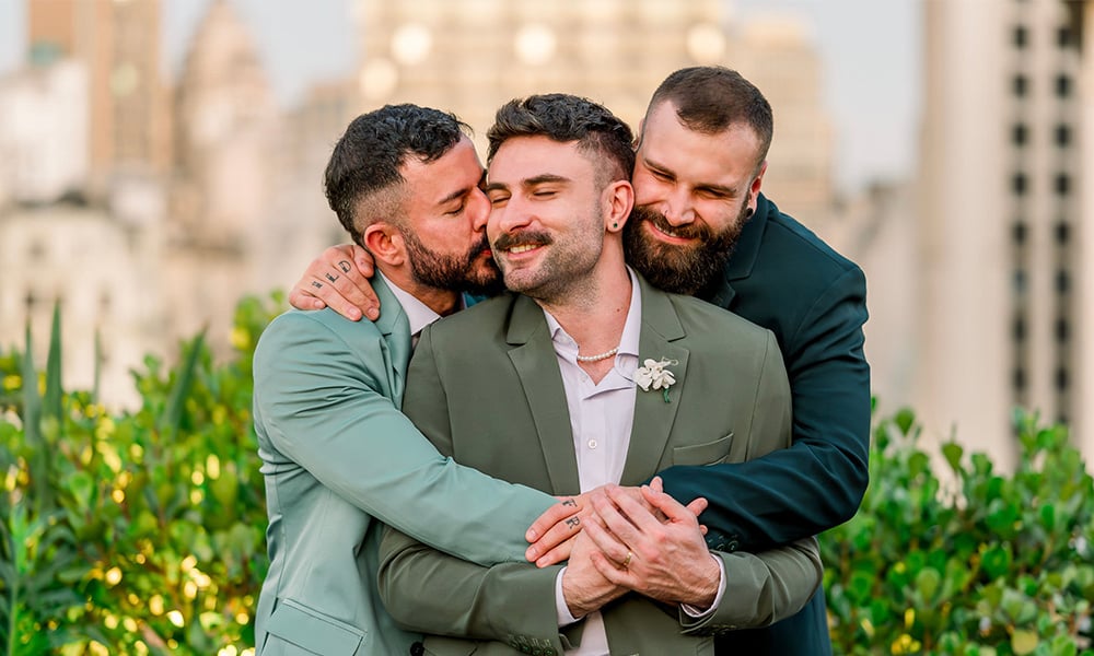 71 superbes photographies d’un mariage gay polyamoureux au Brésil Gay Throuple on their polyamorous wedding day in São Paulo, Brazil.