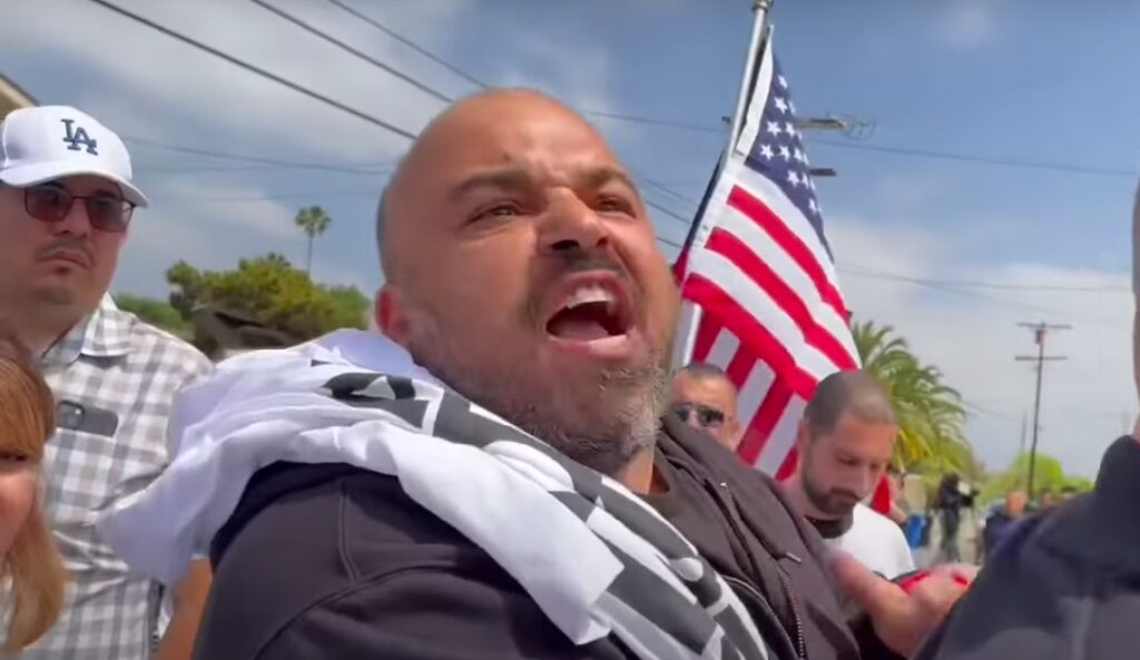 Un manifestant des droits des parents dit aux défenseurs LGBTQ+ d’aller se pendre Un manifestant des droits des parents dit aux défenseurs LGBTQ+ d'aller se pendre