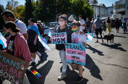 Maintenant, chaque personne trans en Arizona est incluse dans un méga-poursuite contre l'État