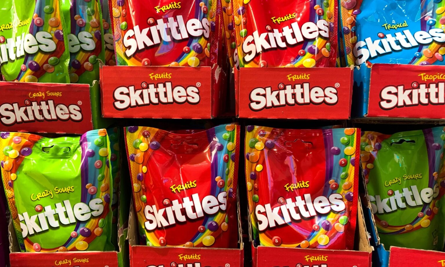 La droite menace de boycotter encore une autre marque – cette fois, c’est Skittles A set of Skittles packets in a supermarket, both red and green packets are on display.