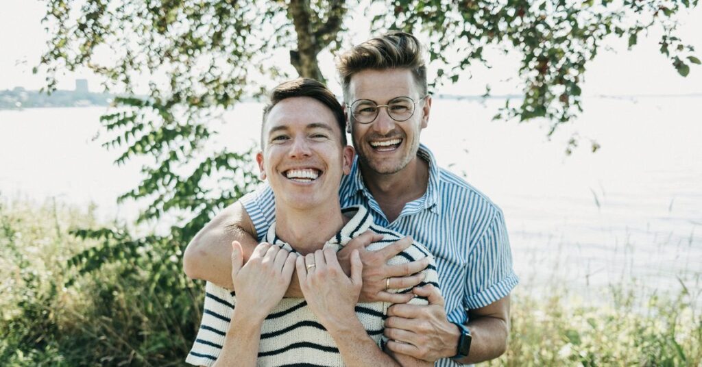 Le parcours de coming-out d’un entraîneur d’aviron gay culmine avec ses fiançailles Le parcours de coming-out d'un entraîneur d'aviron gay culmine avec ses fiançailles