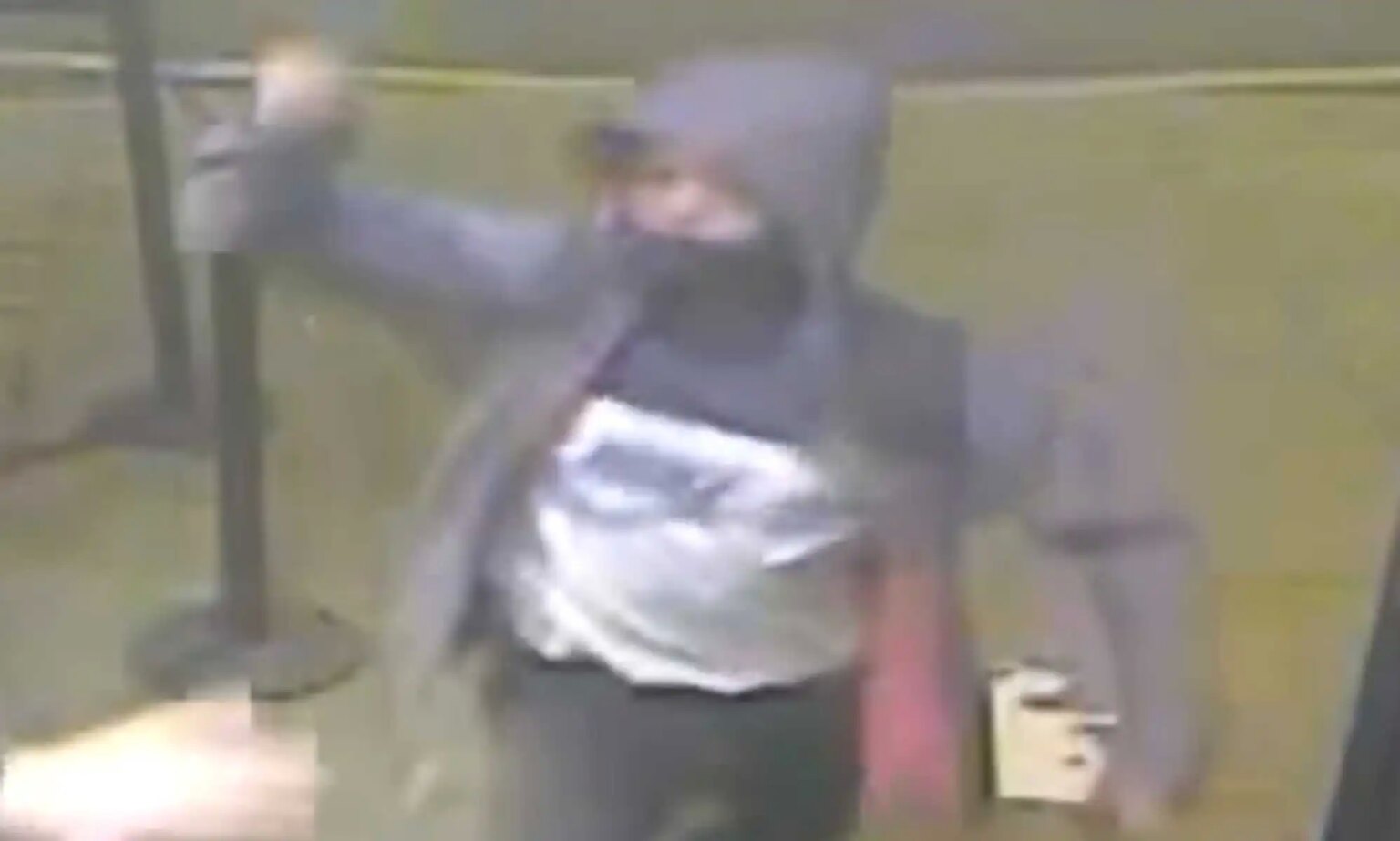 La police publie une image de vidéosurveillance d’un homme à la suite d’une attaque homophobe au couteau Two Brewers La police publie une image de vidéosurveillance d'un homme à la suite d'une attaque homophobe au couteau Two Brewers