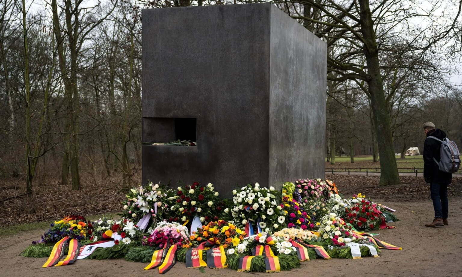 Un monument de l’Holocauste à Berlin vandalisé lors d’une attaque religieuse anti-LGBTQ+ The Tiergarten Holocaust memorial in Berlin, Germany surrounded by flowers.
