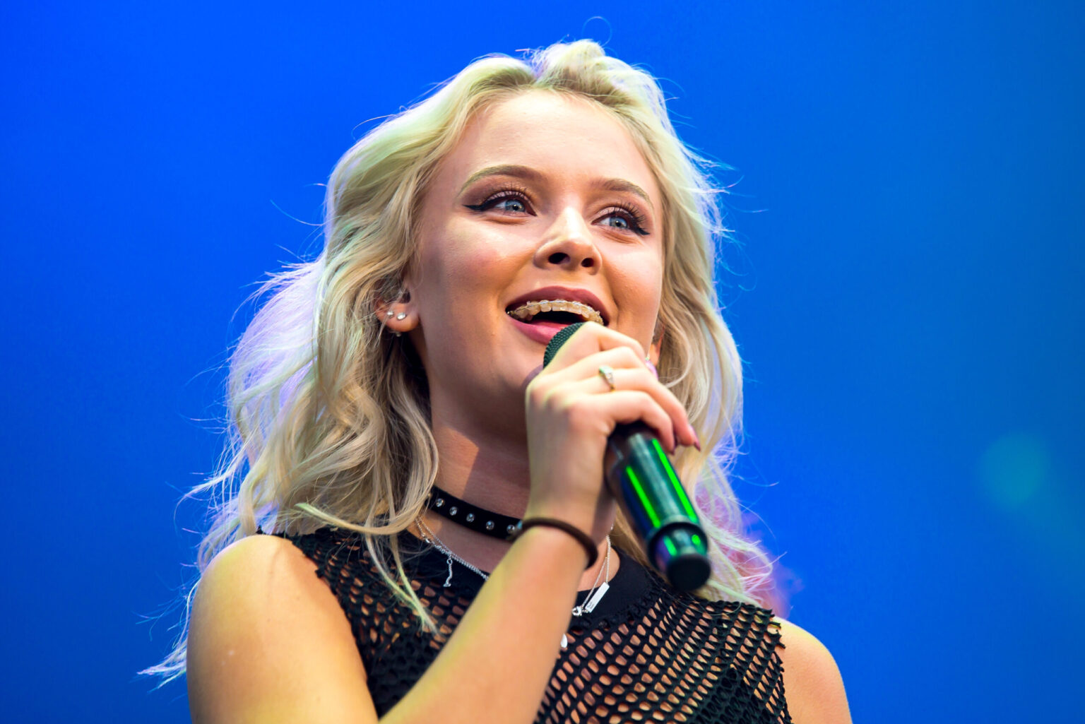 Zara Larsson dit aux homosexuels d’arrêter d’accuser faussement les femmes d’homophobie pour rire Zara Larsson dit aux homosexuels d'arrêter d'accuser faussement les femmes d'homophobie pour rire