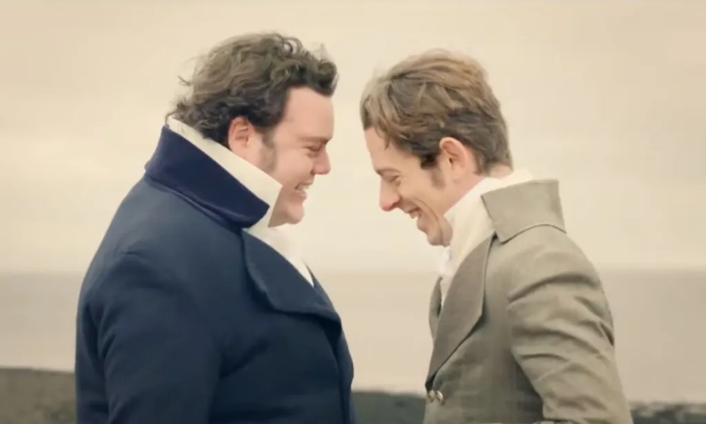 Turlough Convery joue Arthur Parker, un homme gay qui avoue qu'il aime un autre homme alors qu'il est sur la plage, dans la série télévisée Sanditon inspirée de Jane Austen