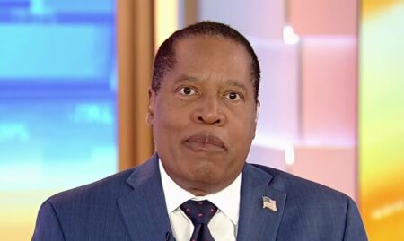 Le transphobe Larry Elder poursuit le GOP pour l'avoir exclu du débat présidentiel