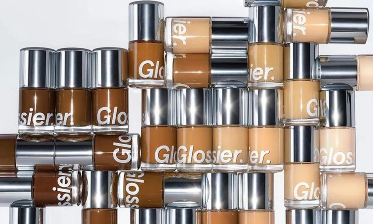 Glossier lance une nouvelle gamme de fonds de teint inclusive comprenant 32 nuances Glossier has launched a new inclusive foundation range.