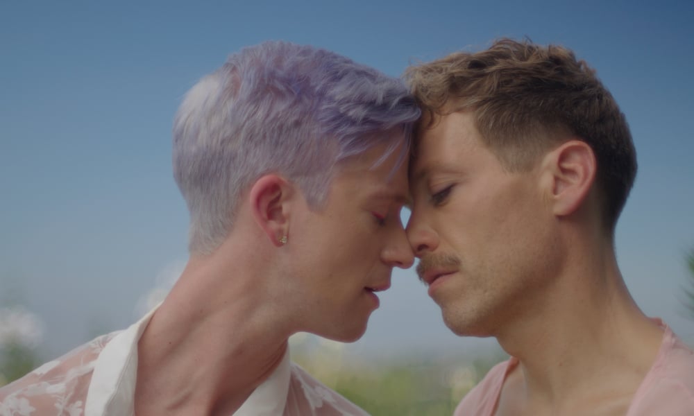 Première exclusive : le clip vidéo « Earthquake » de Magnus Riise emmène l’amour dans des profondeurs inexplorées Première exclusive : le clip vidéo "Earthquake" de Magnus Riise emmène l'amour dans des profondeurs inexplorées