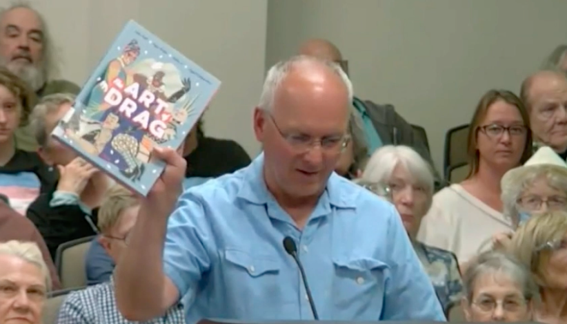 Les alliés LGBTQ+ ont vaincu les banderoles de livres lors de deux réunions controversées des bibliothèques Les alliés LGBTQ+ ont vaincu les banderoles de livres lors de deux réunions controversées des bibliothèques