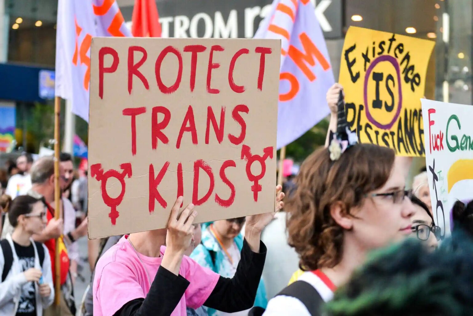 Un juge du Texas se prononce contre l’interdiction des soins affirmant le genre pour les jeunes trans A Texas judge has granted a temporary injunction against the state