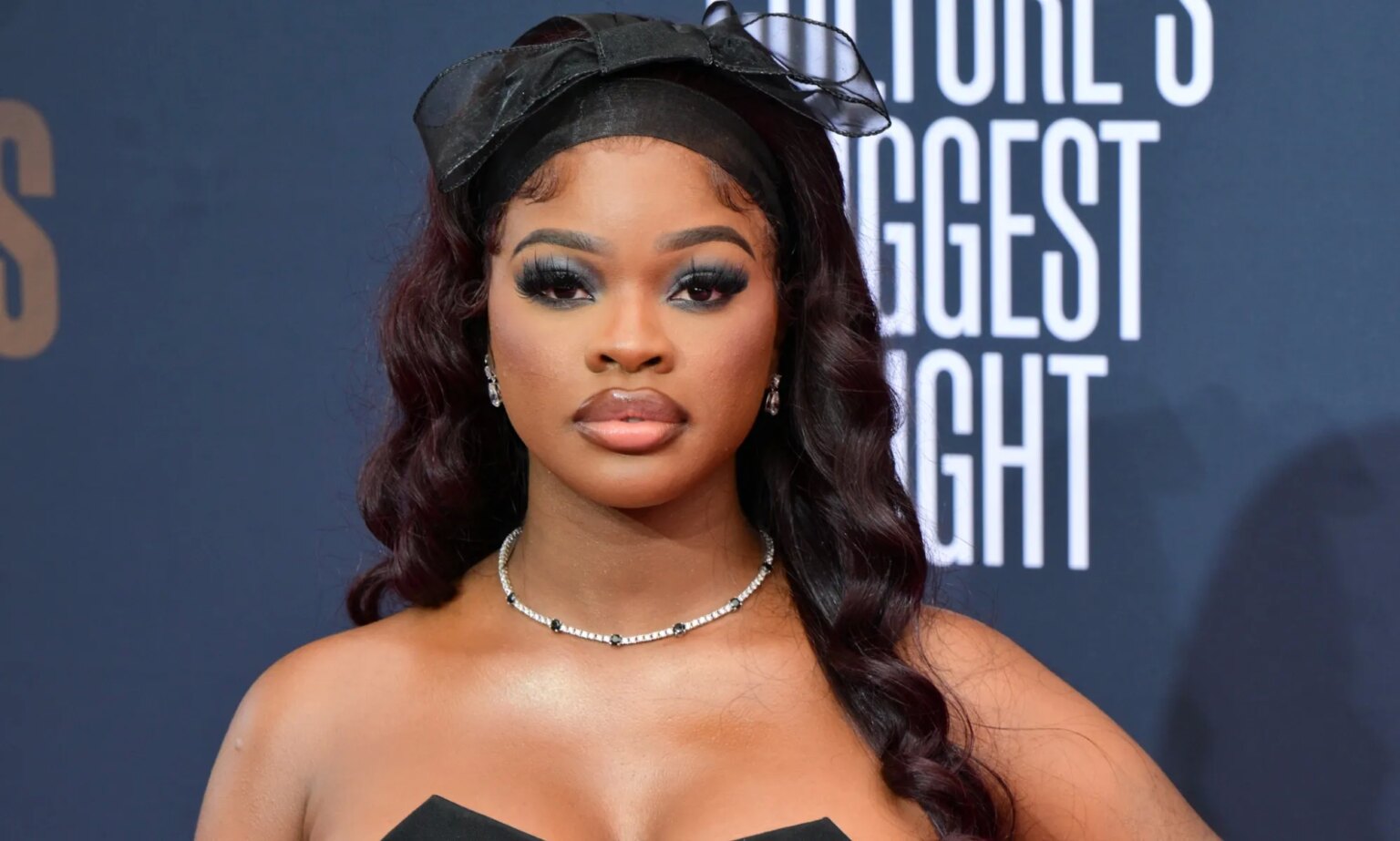 Les fans de JT félicitent le rappeur pour avoir « donné leurs fleurs aux femmes trans » dans son dernier single « No Bars » Rapper JT gives trans women their flowers in latest single No Bars.