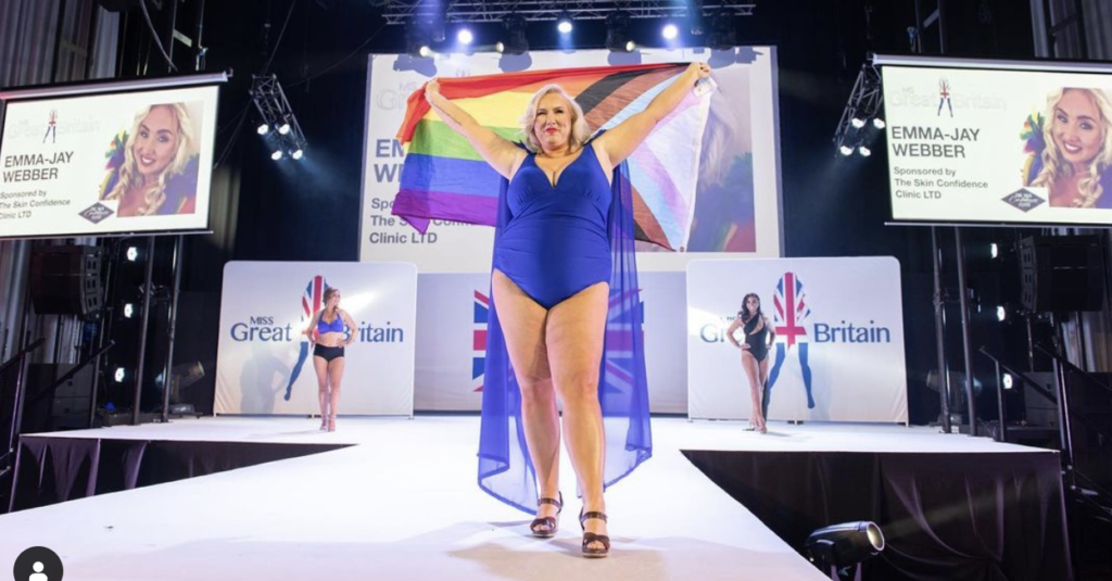 La première finaliste d’un concours international ouvertement lesbien remporte gros au Ms World International Emma Jay Webber has made history as the first openly lesbian finalist of an international pageant.