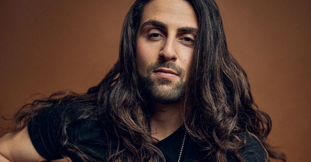 Bryan Ruby, joueur de baseball professionnel et chanteur country gay, fait sortir du parc sa reprise de « Centerfield » de John Fogerty Bryan Ruby, joueur de baseball professionnel et chanteur country gay, fait sortir du parc sa reprise de "Centerfield" de John Fogerty