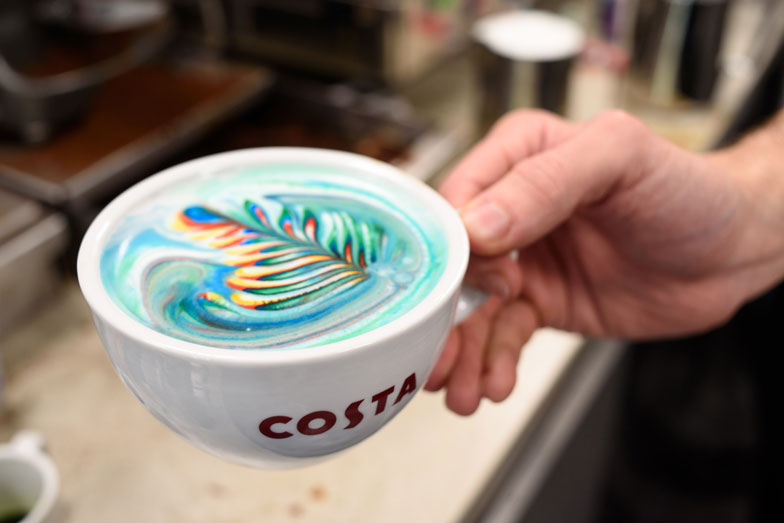 Costa Coffee défend la peinture murale trans au milieu des appels au boycott de la chaîne Costa Coffee défend la peinture murale trans au milieu des appels au boycott de la chaîne