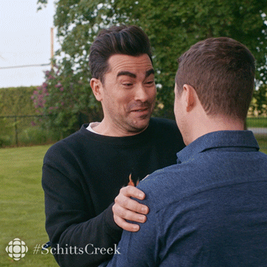 Schitts Creek Kiss GIF par CBC - Rechercher et partager sur GIPHY