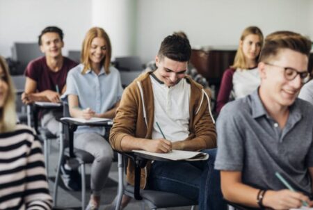 Le district scolaire de Californie oblige les enseignants à communiquer les enfants trans à leurs parents