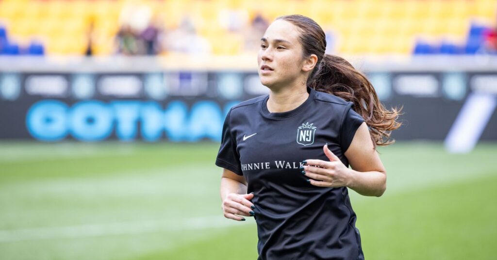 Mana Shim dirige l’aide de la NWSL pour Hawaï et dénonce le « capitalisme en cas de catastrophe » Mana Shim dirige l'aide de la NWSL pour Hawaï et dénonce le "capitalisme en cas de catastrophe"