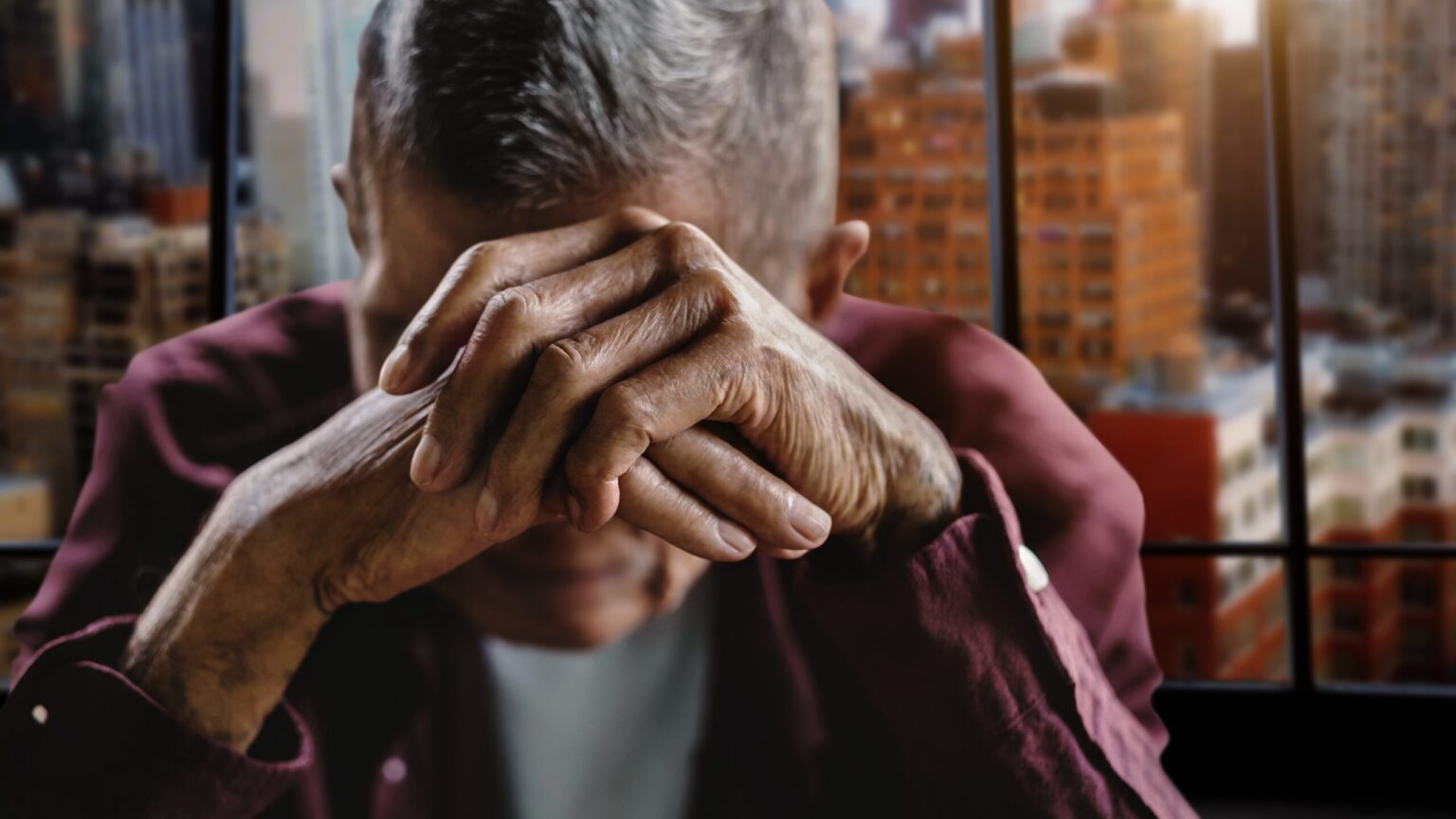 Un aîné gay battu et brûlé par des employés d’une maison de retraite, maintenant décédé Un aîné gay battu et brûlé par des employés d'une maison de retraite, maintenant décédé