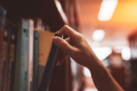 Un membre du conseil d'administration anti-"smut" surpris en train de se faufiler illégalement dans la bibliothèque du lycée