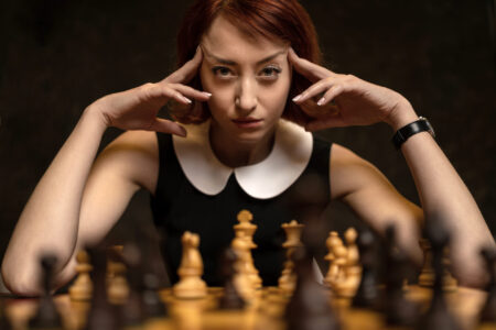 Un responsable international des échecs suggère que les femmes ne peuvent pas rivaliser avec les hommes à cause des "hormones" et de "l'endurance"