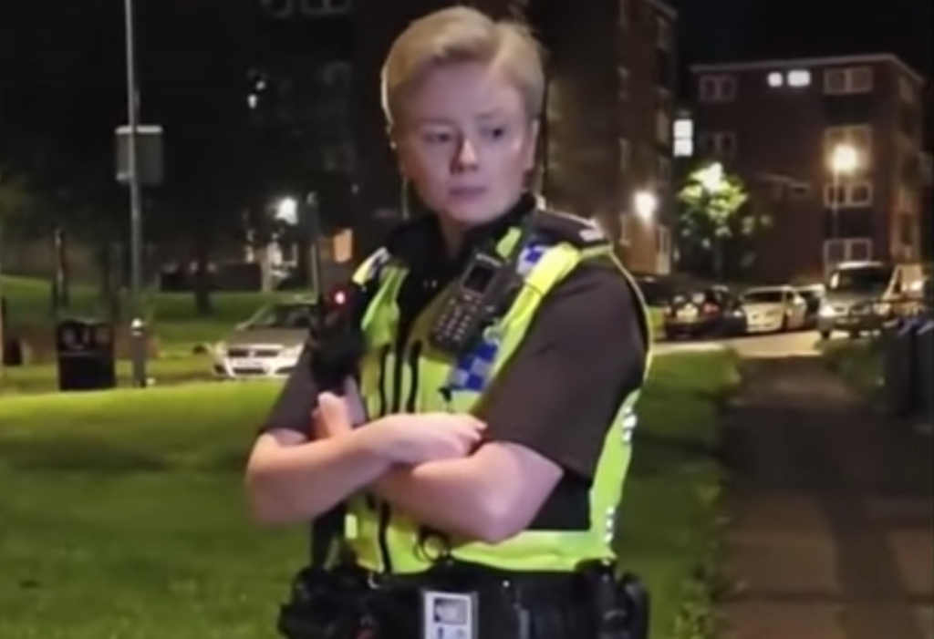 Une vidéo montre l’arrestation brutale d’une fille handicapée après qu’elle ait comparé un flic à sa grand-mère lesbienne Une vidéo montre l'arrestation brutale d'une fille handicapée après qu'elle ait comparé un flic à sa grand-mère lesbienne