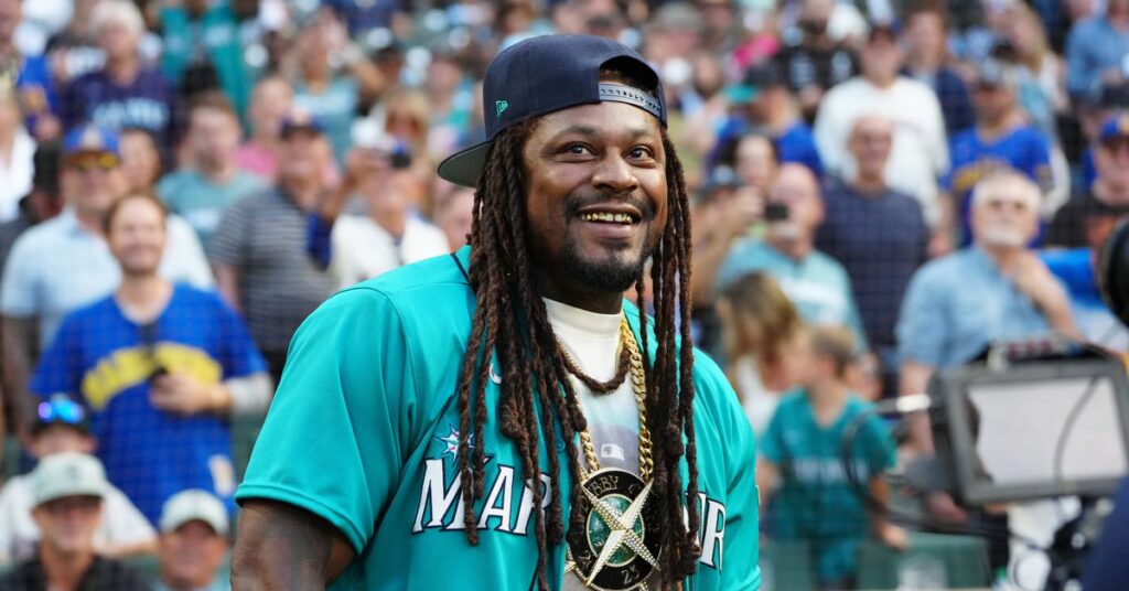 La sœur gay de la légende de la NFL, Marshawn Lynch, l’a amené à accepter le rôle de « Bottoms » La sœur gay de la légende de la NFL, Marshawn Lynch, l'a amené à accepter le rôle de "Bottoms"