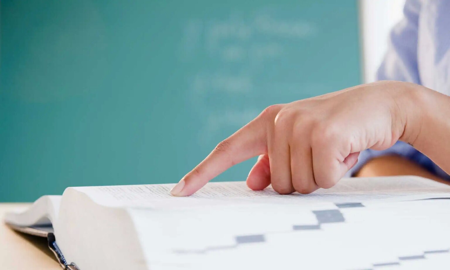 « Polysexuel » et « autosexuel » parmi 566 nouveaux mots ajoutés à Dictionary.com Person looking up words in a dictionary.