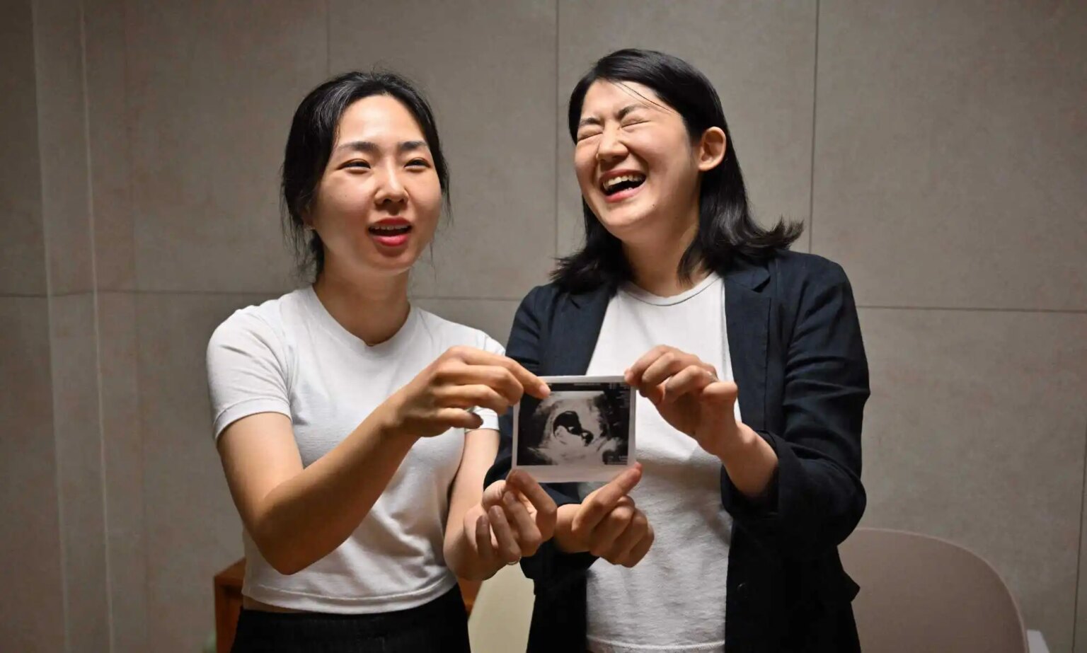Corée du Sud : un couple de lesbiennes accueille un enfant pour une première historique Couple Kim Kyu-jin and Kim Sae-yeon became proud parents to their daughter Rani in historic first for South Korea