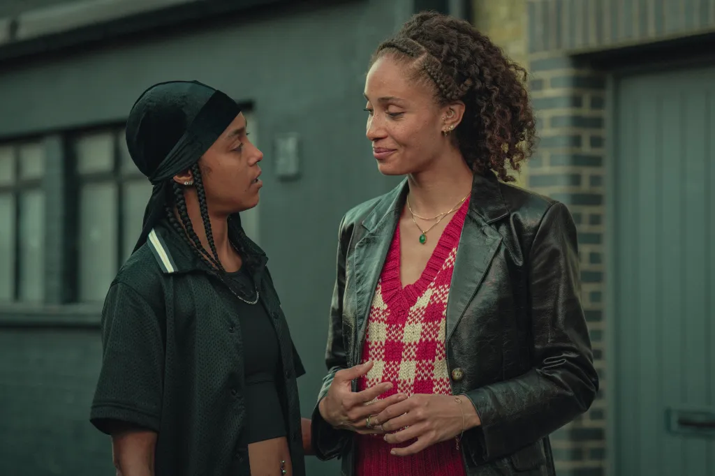 Jasmine Jobson dans le rôle de Jaq et Adwoah Aboah dans le rôle de Becks dans la dernière saison de Top Boy.