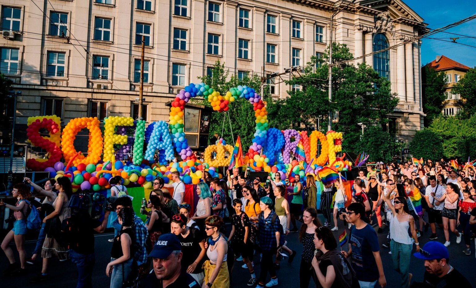 La Bulgarie doit reconnaître les partenariats homosexuels dans une décision historique Revellers take part in a Pride parade in Sofia, Bulgaria in 2019 - a large sign written in balloons reads