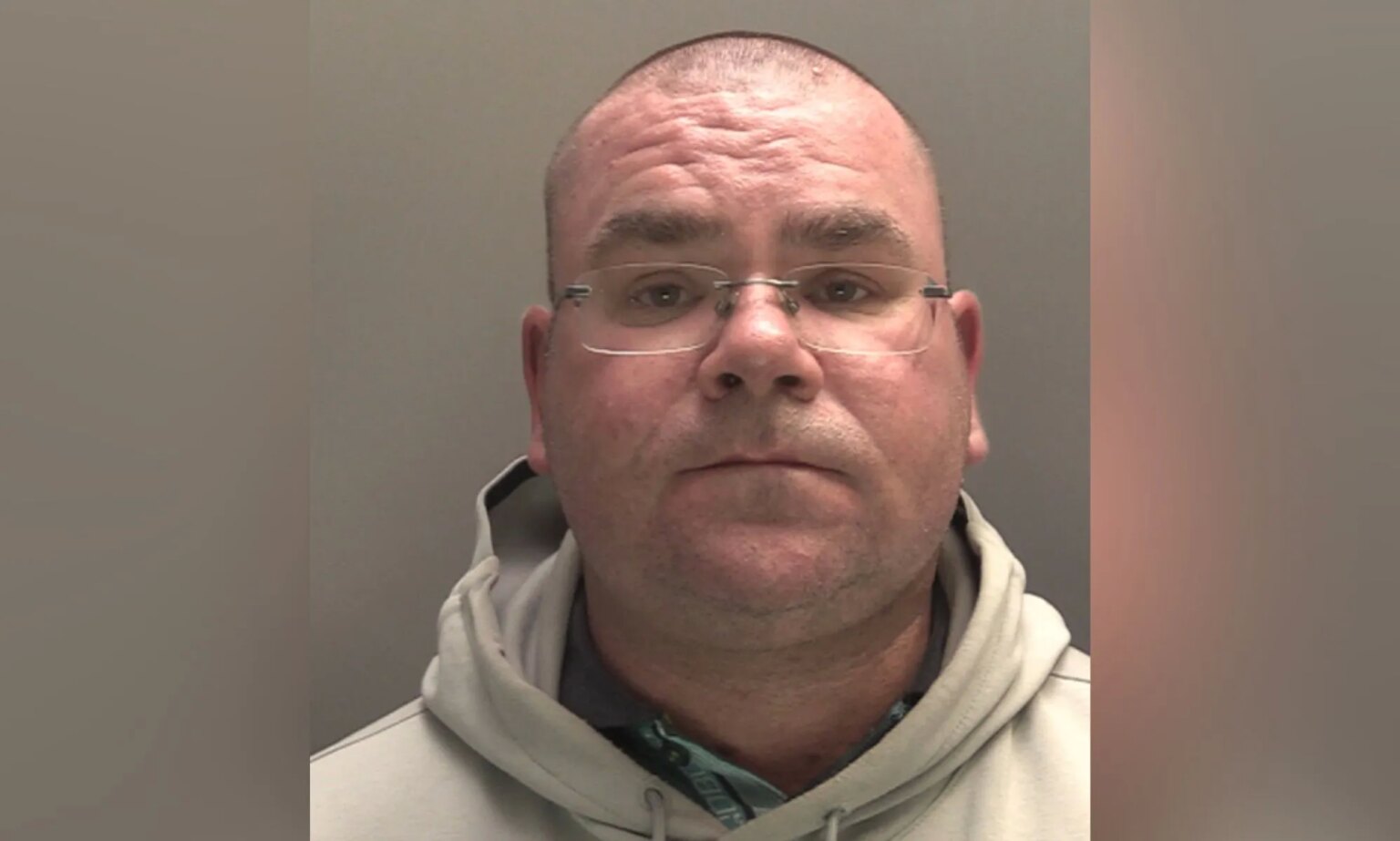 Un fan d’Everton interdit pour avoir lancé des insultes homophobes et racistes contre les joueurs d’Aston Villa A police photo of Steven Mooney who was handed three-year banning order for shouting homophobic and racist abuse at Aston Villa players during a football match against Everton