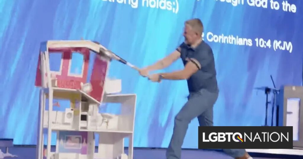 Un pasteur panique et détruit la maison de rêve Barbie avec la Bible collée sur une chauve-souris Un pasteur panique et détruit la maison de rêve Barbie avec la Bible collée sur une chauve-souris