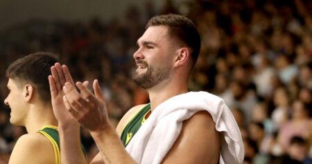 Isaac Humphries partage son histoire et ses chansons pour contribuer à la prévention du suicide